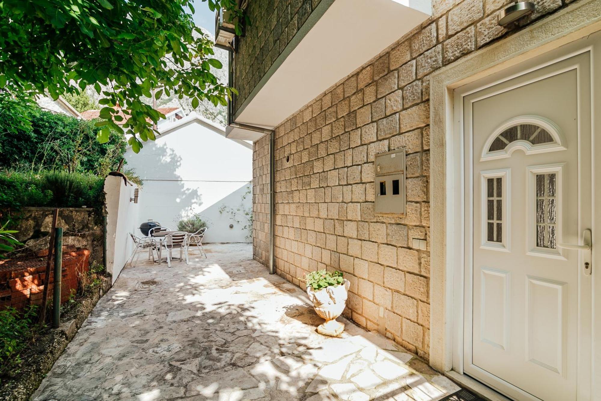 Holiday Home Amanda Hollick Котор Экстерьер фото