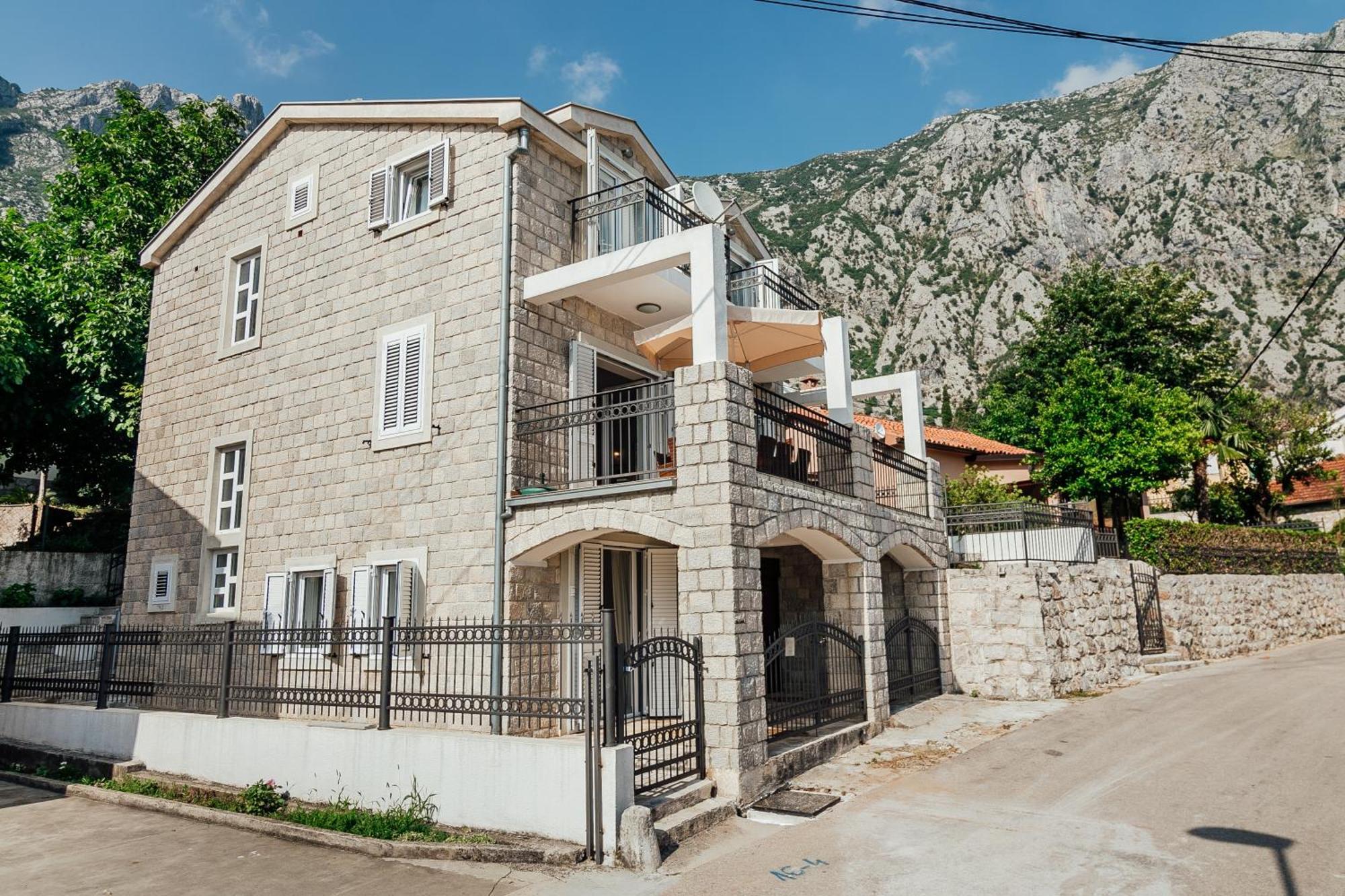 Holiday Home Amanda Hollick Котор Экстерьер фото